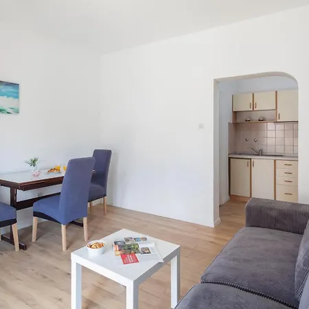 Near Central Beach With Free Parking Apartment