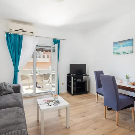Apartment Near Central Beach With Free Parking