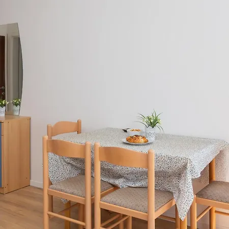Near Central Beach With Free Parking Apartment *