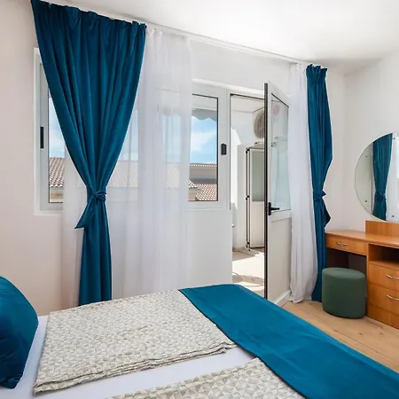 Near Central Beach With Free Parking *
