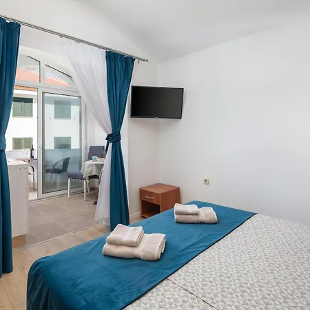 Апартаменты Near Central Beach With Free Parking