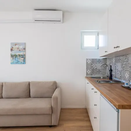 Near Central Beach With Free Parking Апартаменты *