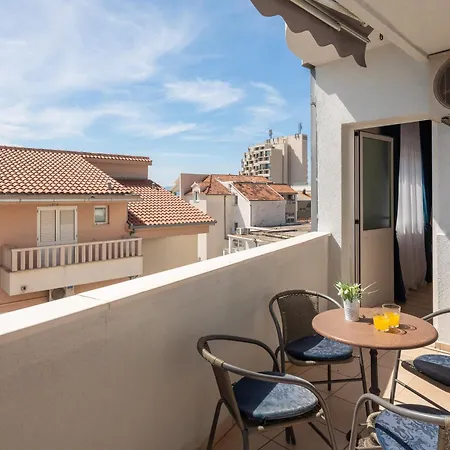 Near Central Beach With Free Parking Apartment Makarska