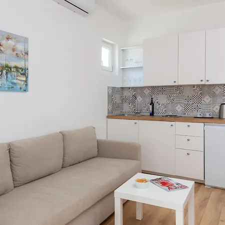 Apartment Near Central Beach With Free Parking