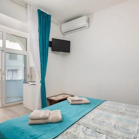 Near Central Beach With Free Parking Apartment Makarska