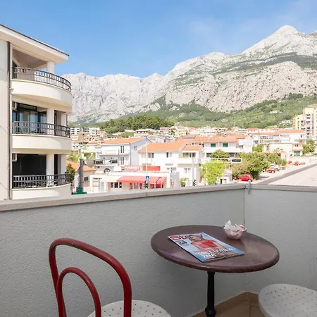 Near Central Beach With Free Parking Apartment Makarska