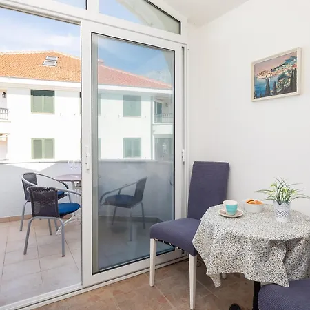 Апартаменты Near Central Beach With Free Parking *