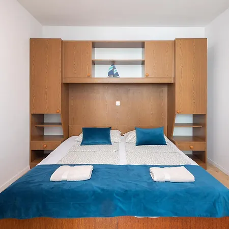 Near Central Beach With Free Parking Apartment Makarska