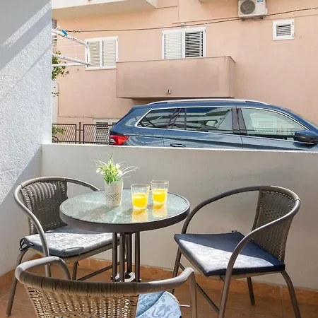 Near Central Beach With Free Parking Apartment Makarska