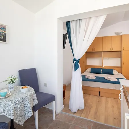 Апартаменты Near Central Beach With Free Parking