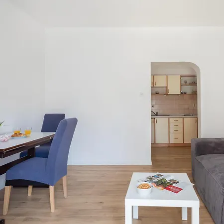 Near Central Beach With Free Parking