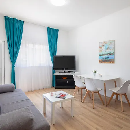 Apartment Near Central Beach With Free Parking