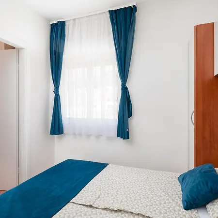 Апартаменты Near Central Beach With Free Parking