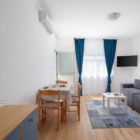Apartment Near Central Beach With Free Parking