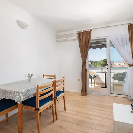 Near Central Beach With Free Parking Апартаменты Макарска