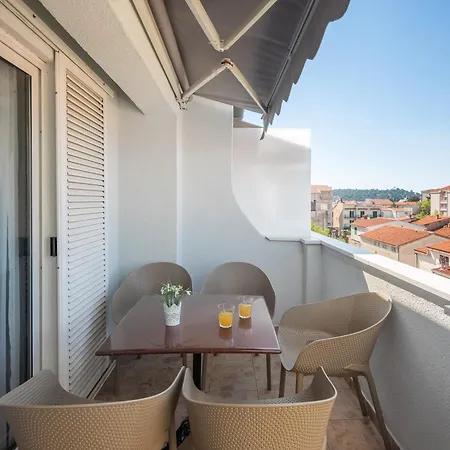 Апартаменты Near Central Beach With Free Parking *
