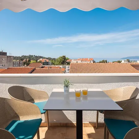 Near Central Beach With Free Parking Apartment Makarska